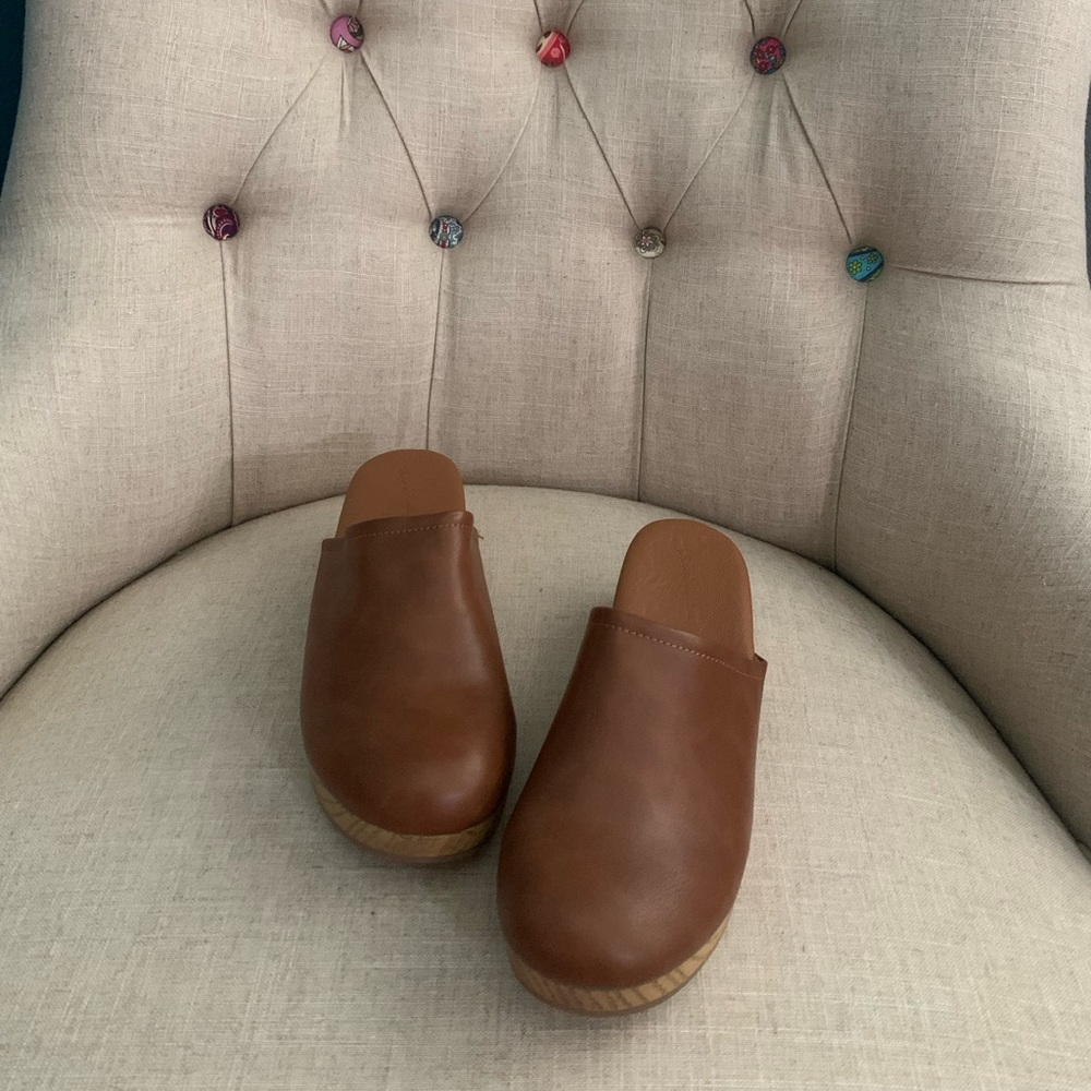 NEW Universal Thread {clogs}